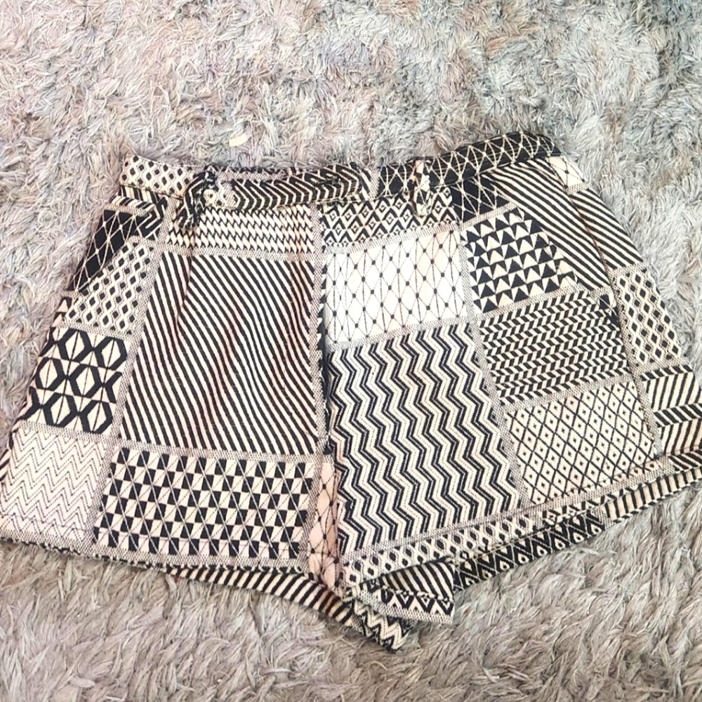 NWT Angie Geometric Black and White Patterned Scarf